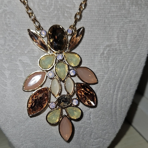 Elegant Gold and Pink Necklace - Picture 4 of 5